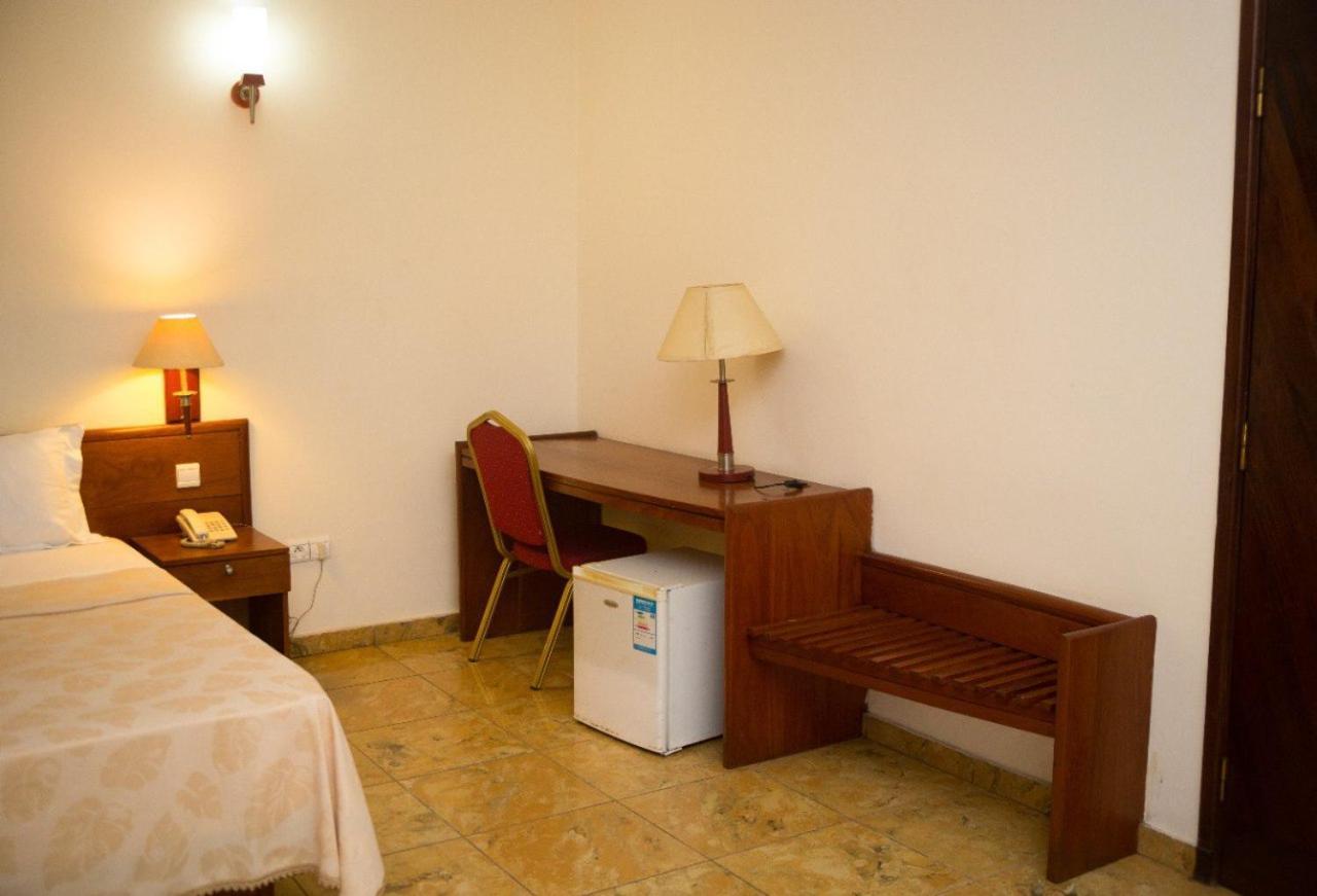 Hôtel Marbella Lomé Extérieur photo